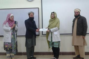 Dr Asif prsenting Dr Shabnam with best poster1486376724.jpg
