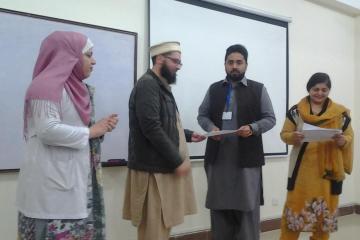 Dr Hamid prsenting to Dr Haris1486376724.jpg