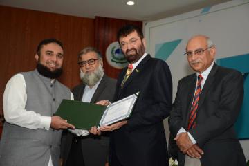 Dr zia sb award pic1565809811.jpeg