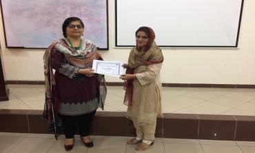 Director IBMS Dr. Zilli Huma presenting certificate of best presentation to Dr. Saima Mumtaz